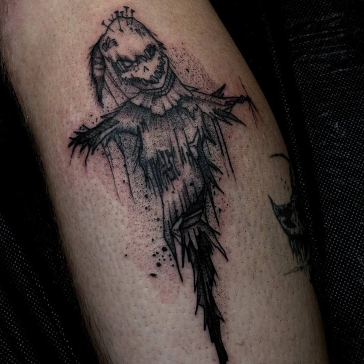 Delikatny tatuaż floralny wykonany w Tattoo Hut Grójec