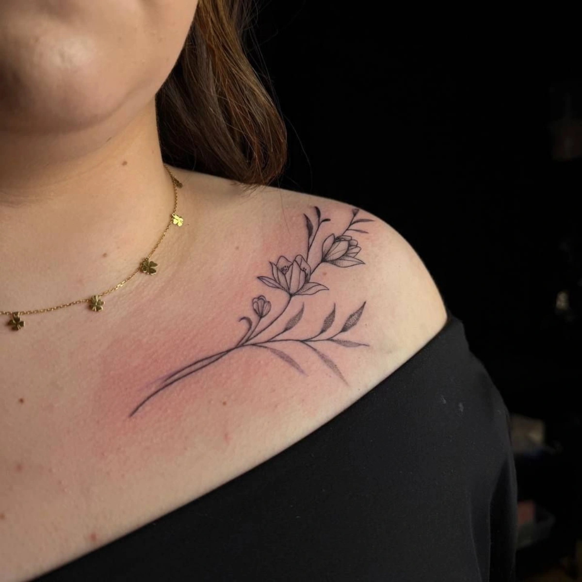 Delikatny tatuaż fineline wykonany w Grójcu - profesjonalne podejście