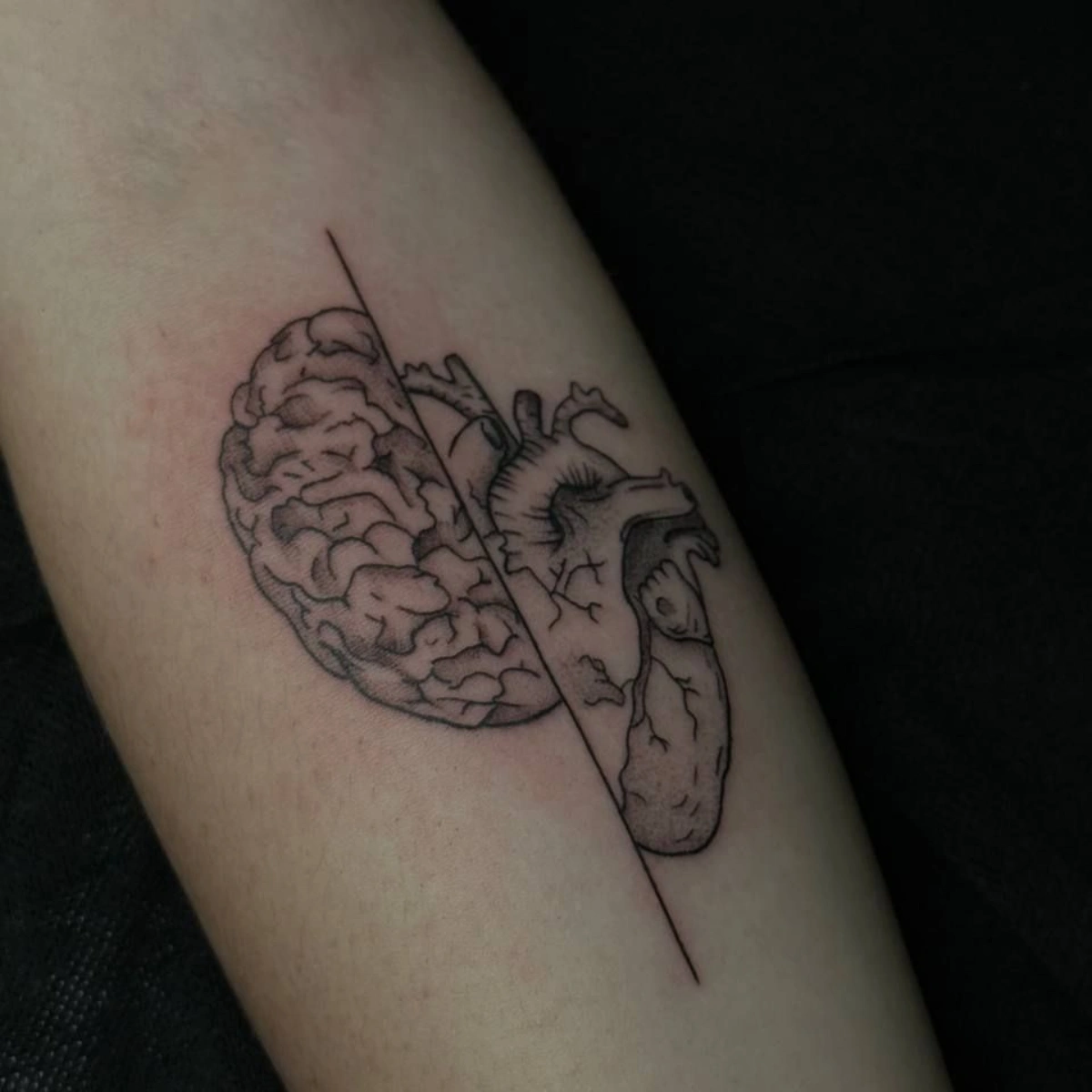 Tatuaż blackwork - artystyczna praca w Tattoo Hut Grójec