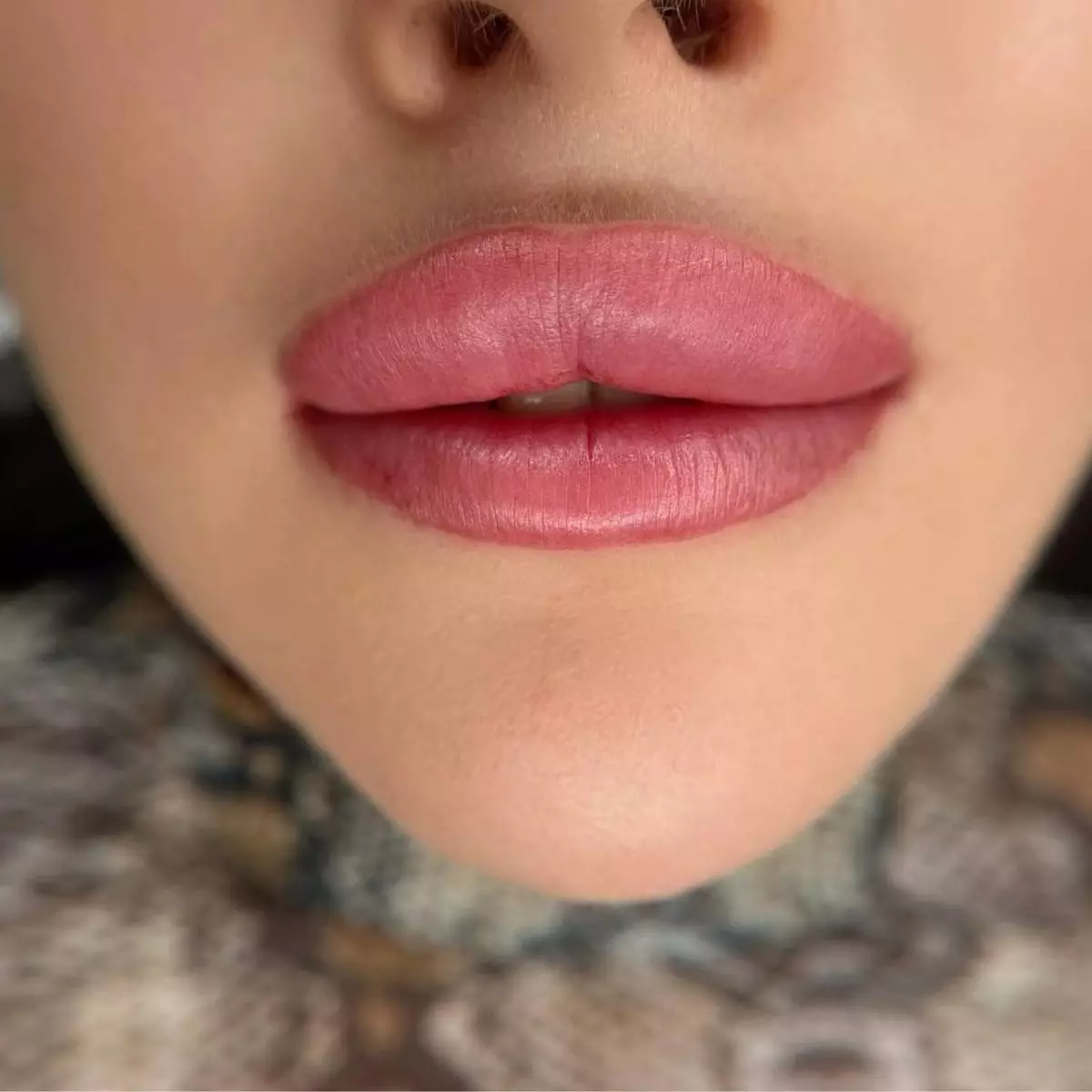 Akwarelowe usta wykonane przez Antoninę w Tattoo Hut Grójec - makijaż permanentny